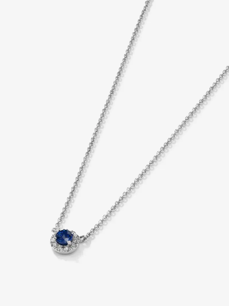 Colgante de oro blanco de 18K con zafiro azul en talla brillante de 0,2 cts y diamantes en talla brillante de 0,05 cts