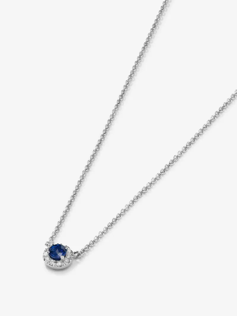 Colgante de oro blanco de 18K con zafiro azul en talla brillante y diamantes
