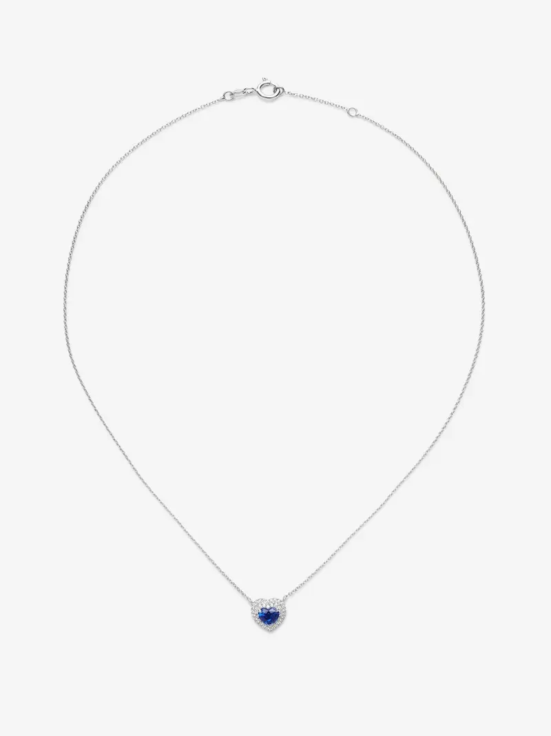 Colgante de oro blanco de 18K con zafiro azul en talla corazón de 0,97 cts y diamantes en talla brillante con un total de 0,22 cts