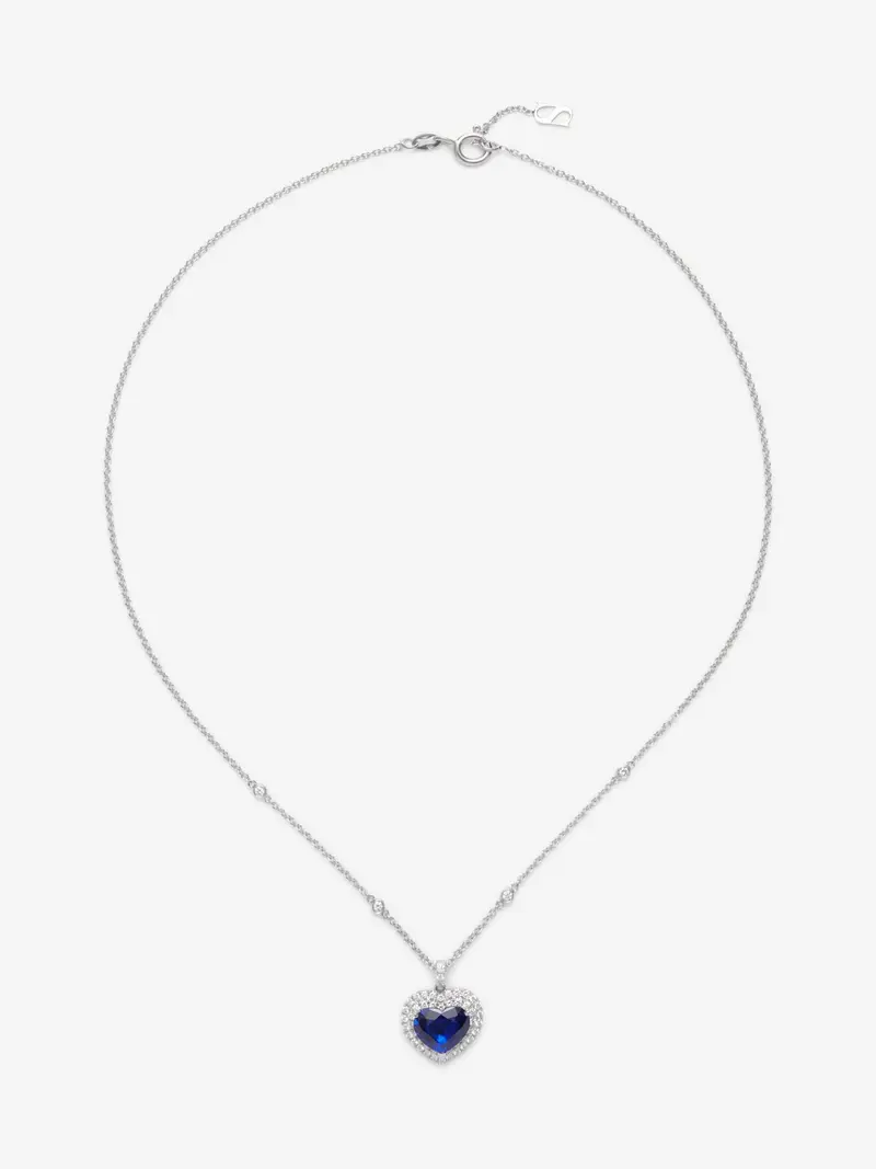 Colgante de oro blanco de 18K con zafiro azul royal en talla corazón de 1,51 cts y 59 diamantes en talla brillante con un total de 0,3 cts