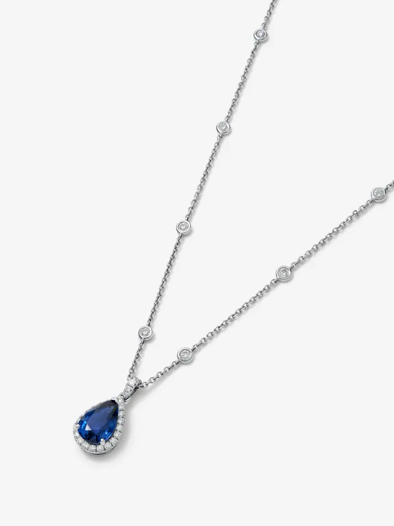 Colgante de oro blanco de 18K con zafiro azul royal en talla pera con un total de 2,46 cts y 32 diamantes en talla brillante con un total de 0,42 cts