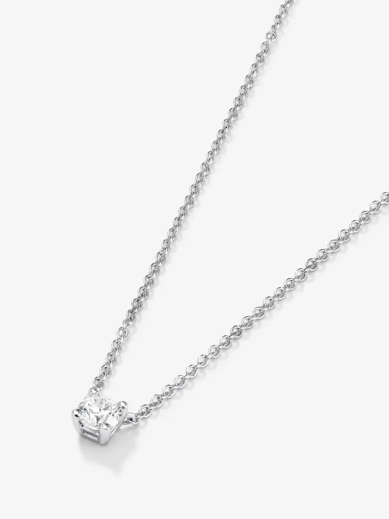 Colgante de oro blanco de 18K y diamante con un total de 0,4 cts