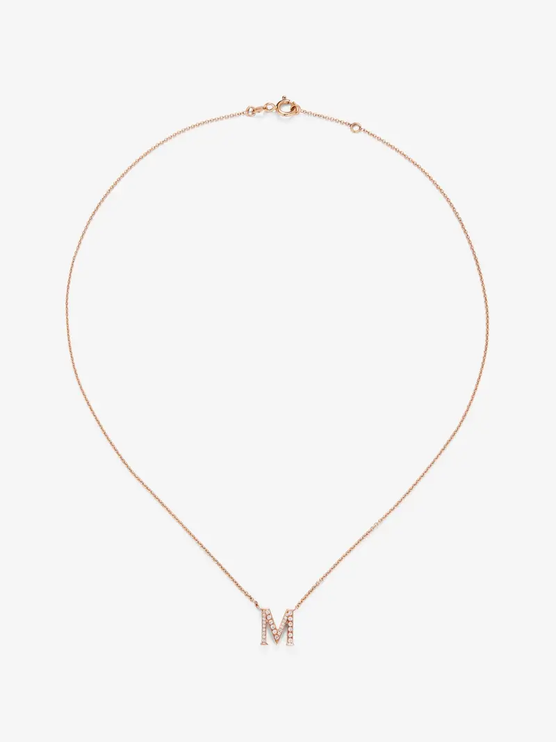 Colgante de oro rosa de 18K con letra M y 16 diamantes en talla brillante con un total de 0,07 cts