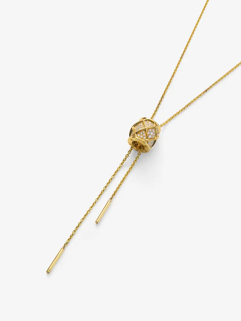 Colgante largo de oro amarillo de 18K con pavé de 95 diamantes en talla brillante con un total de 0,4 cts