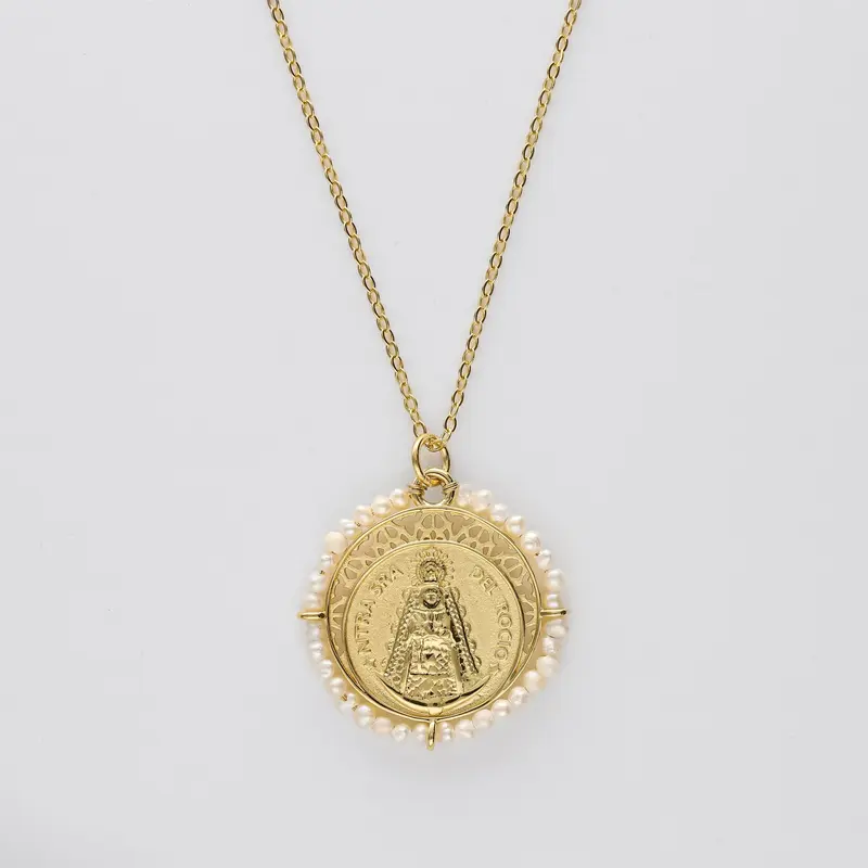 Colgante medalla Virgen del Rocio plata de ley bañada en oro y perlas