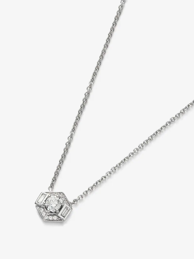 Colgante oro blanco 18K con diamante central brillante 0,2 cts, orla de 2 baguettes 0,05 cts y 10 brillantes 0,035 cts