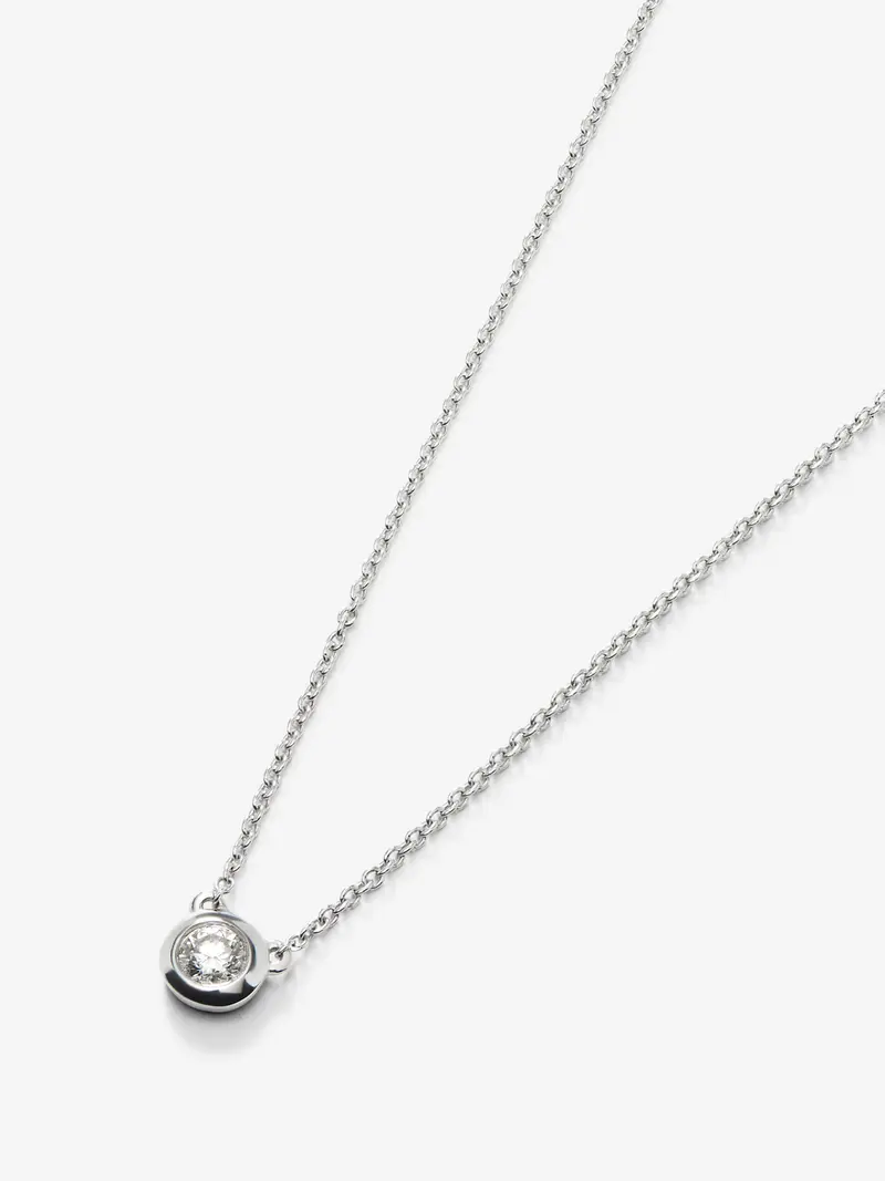 Colgante solitario de oro blanco de 18K con diamante en talla brillante de 0,1 cts