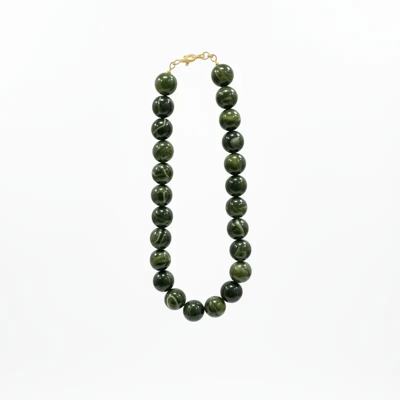 Collar acero con cuentas grandes en forma esféricas marmoladas en verde oscuro