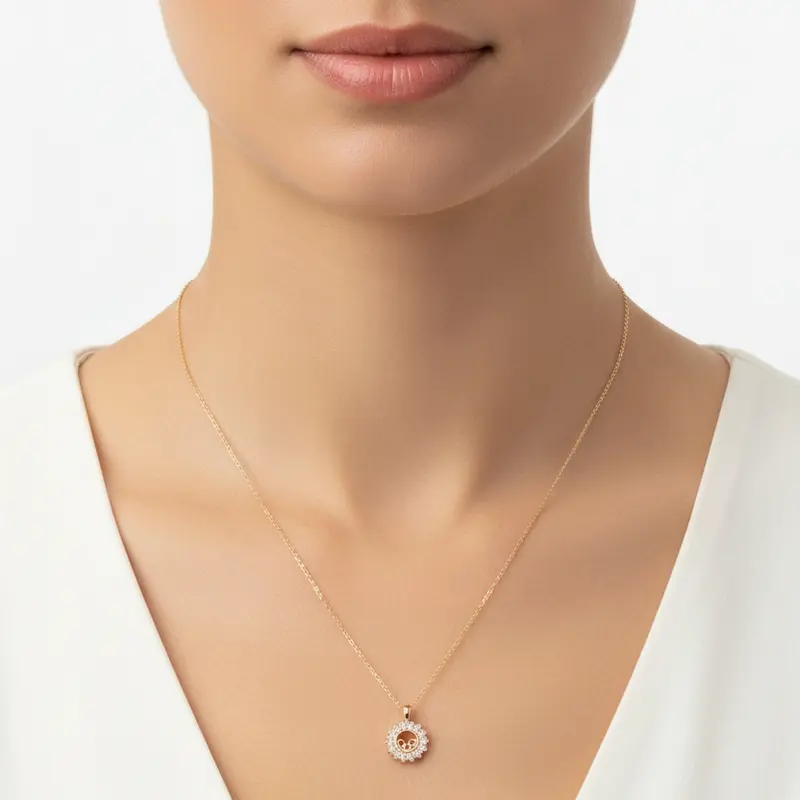 Collar acero y circonitas brillantes con forma circular acabado oro