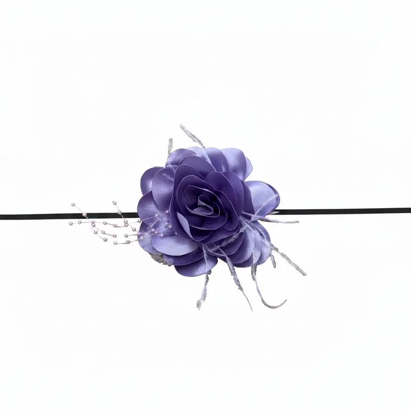 Collar choker en forma de flor en color morado con plumas y perlas