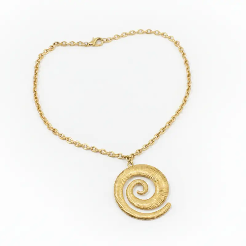 Collar de acero con cadena de eslabones y un dije en forma de espiral acabado oro