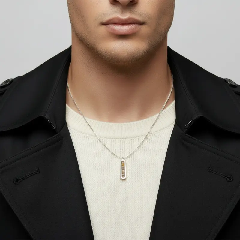 Collar de acero con charm de esferas marrones en acabado plata