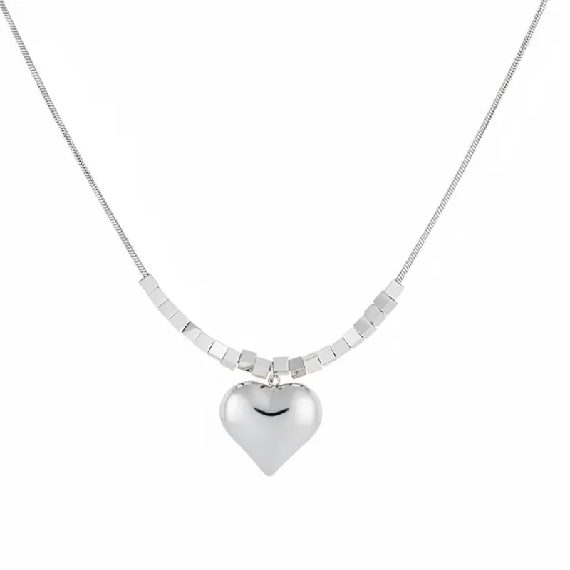 Collar de acero con dije de corazón y cuentas geométricas