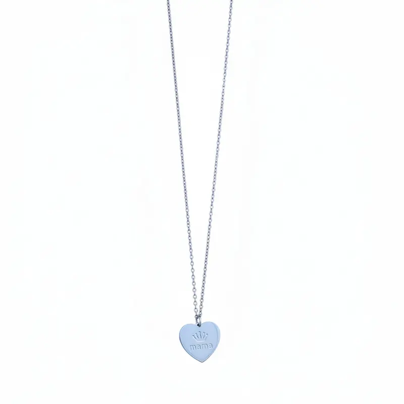 Collar de acero con dije de corazón y emblema de mamá en acabado plata