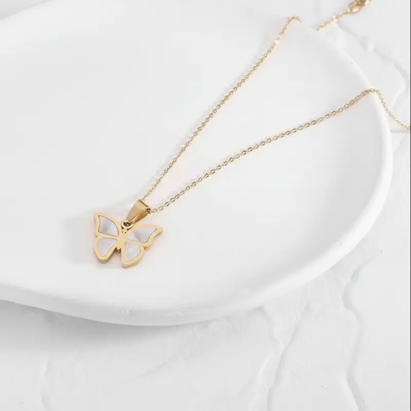 Collar de acero con dije en forma de mariposa o libélula con nácar