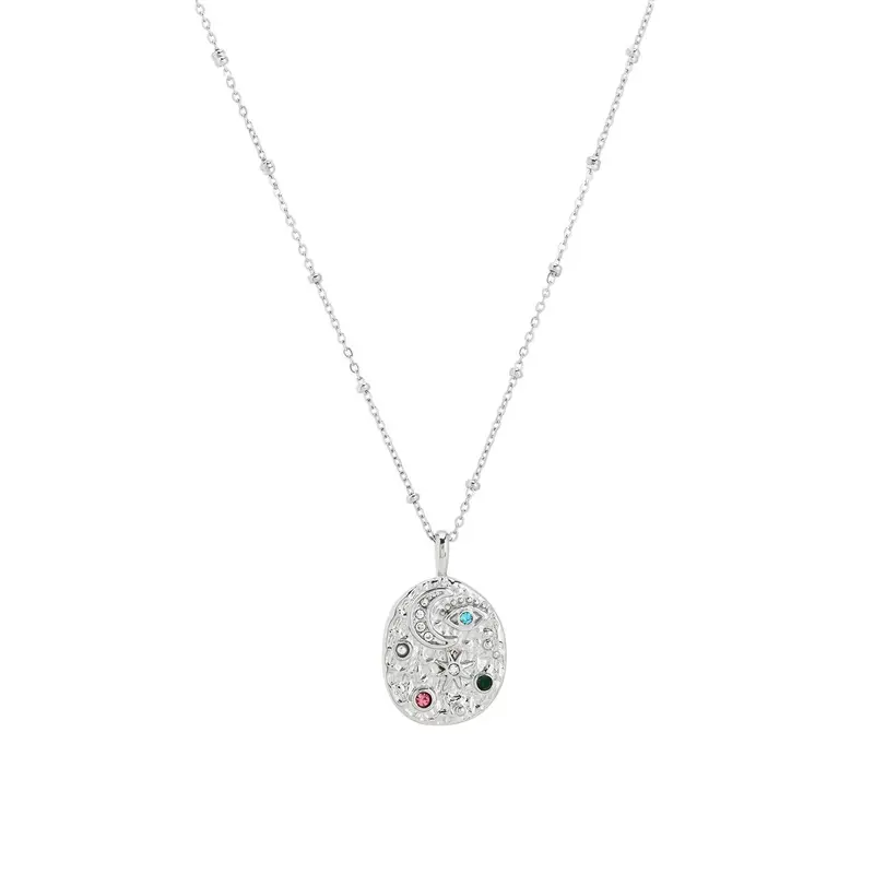 Collar de acero con dije ovalado con circonitas de colores y símbolos místicos en acabado plata