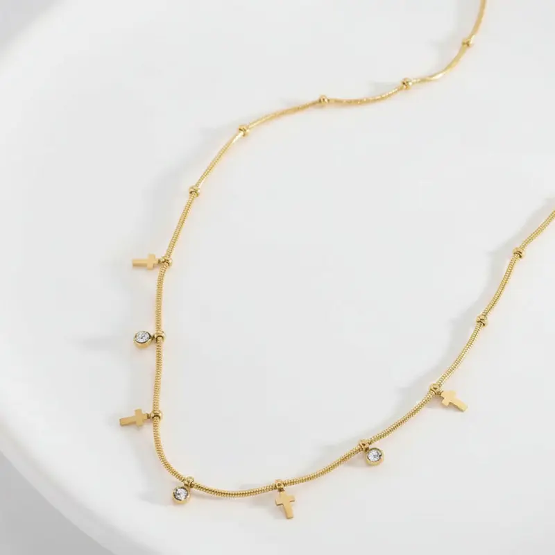 Collar de acero con dijes de cruces y circonitas