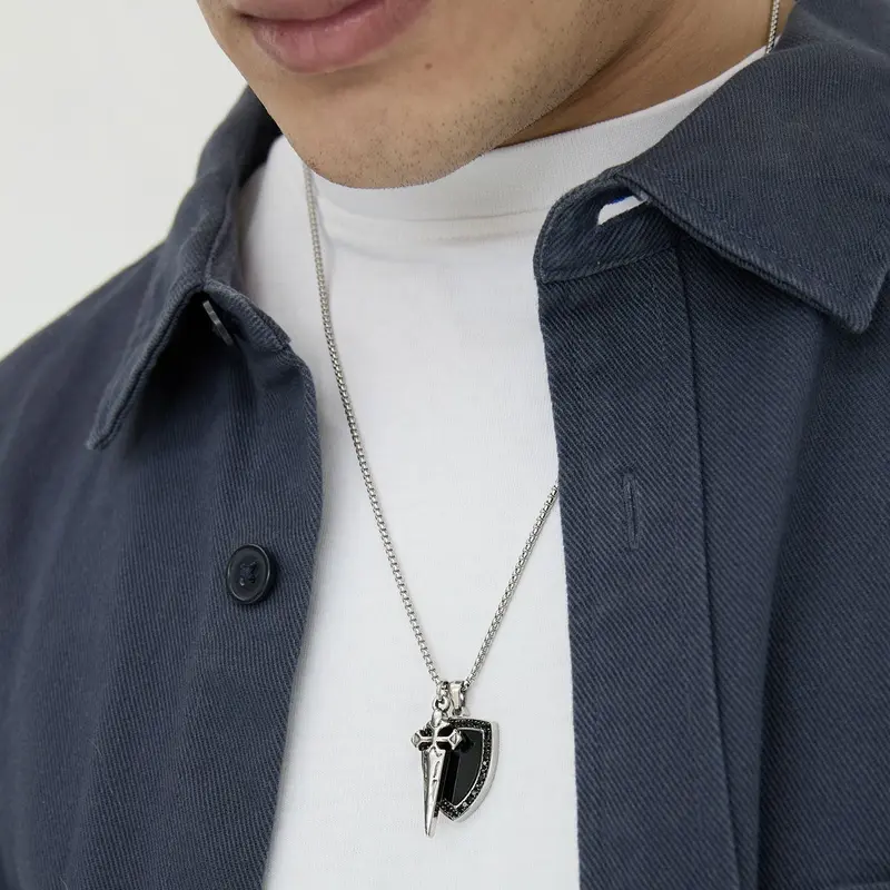 Collar de acero con escudo y espada acabado plata