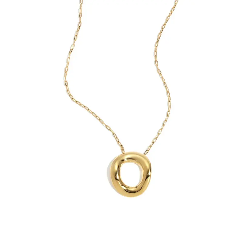 Collar de acero con eslabones finos y un aro irregular hueco acabado oro