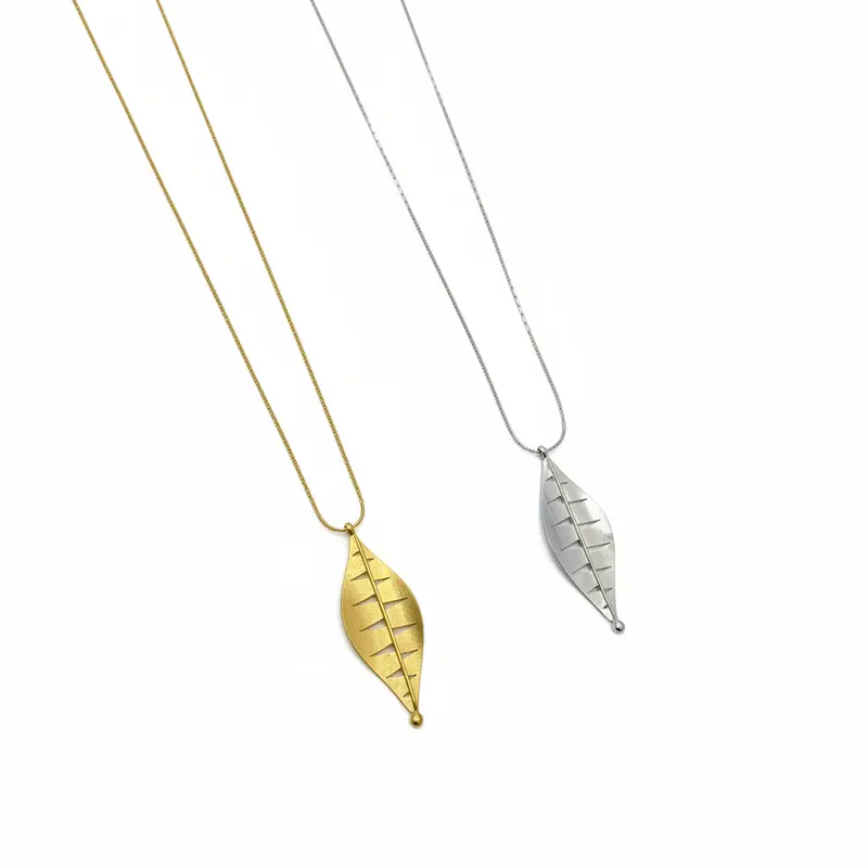 Collar de acero con hoja colgante