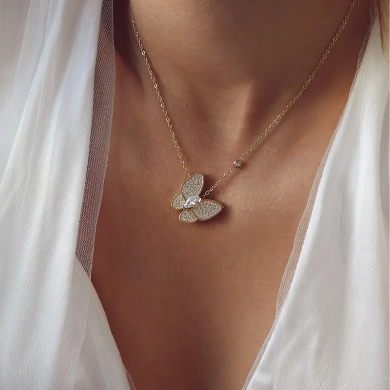 Collar de acero con mariposa y brillante acabado oro - mbyou