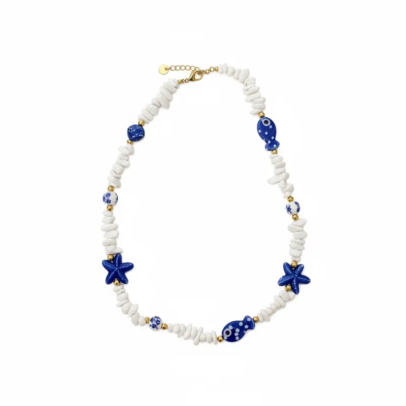 Collar de acero con piedras irregulares y cuentas con formas marinas en azul y blanco