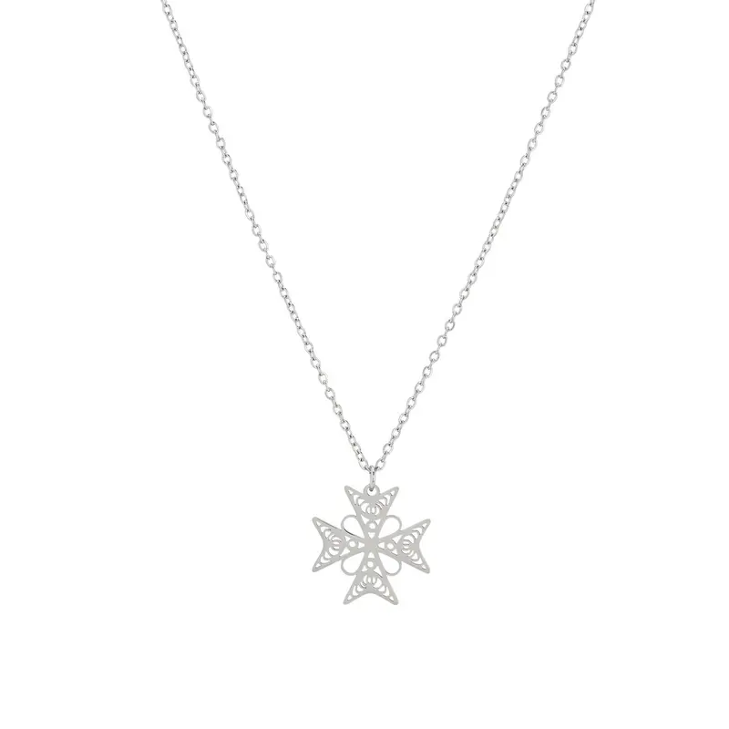 Collar de acero inoxidable Cruz de Malta con detalles y en acabado plata - mbyou