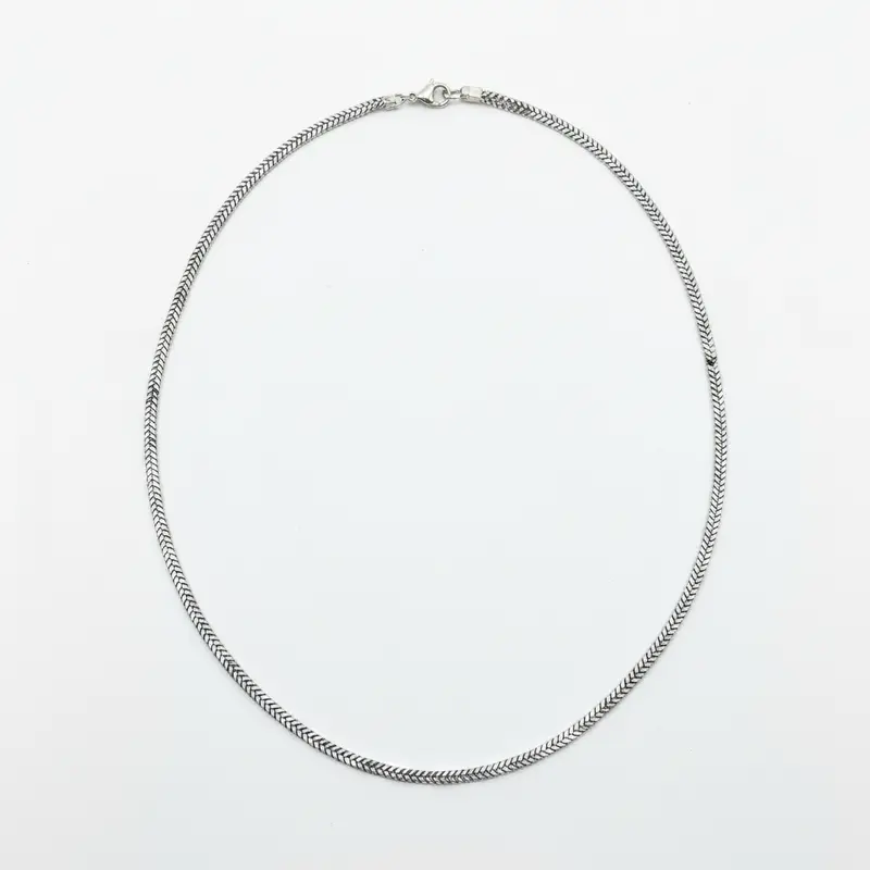Collar de acero tipo cadena de eslabones cuadrados en gris metalizado