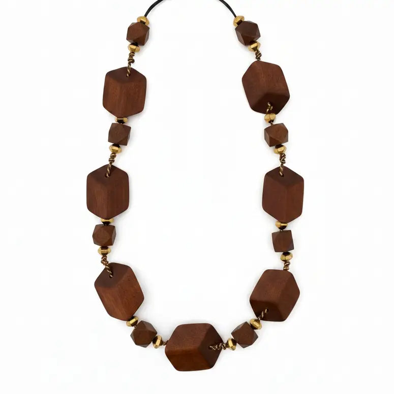 Collar de acero y madera en cubos 3D planos en chocolate y acabado oro
