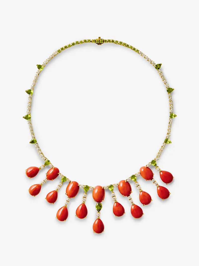 Collar de alta joyería en oro amarillo de 18K con corales rojos, diamantes en talla brillante y peridotos verdes en talla pera y brillante