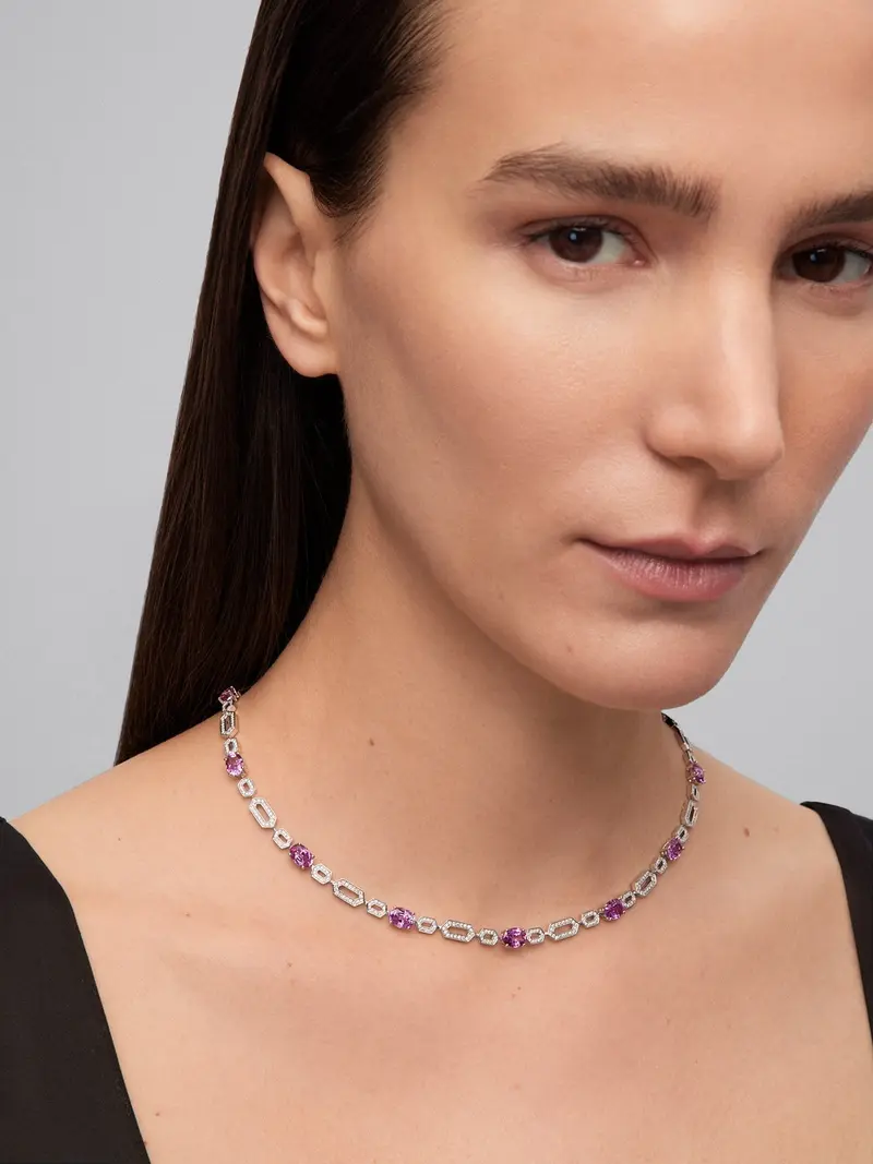 Collar de oro blanco de 18K con 13 zafiros rosa vivid en talla oval con un total de 14,43 cts y 572 diamantes en talla brillante con un total de 1,73 cts