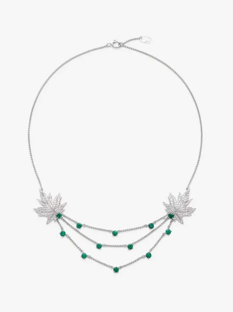 Collar de oro blanco de 18K con 16 esmeraldas y 2 hojas de arce de diamantes