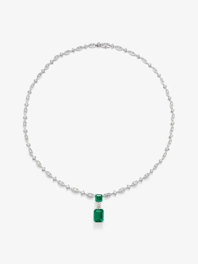 Collar de oro blanco de 18K con 2 esmeraldas verdes en talla octogonal con un total de 3,59 cts y 136 diamantes en talla brillante con un total de 7,24 cts