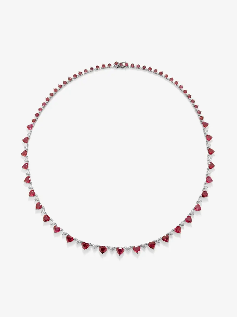 Collar de oro blanco de 18K con 25 rubíes rojos en talla corazón con un total de 11,59 cts, 36 en talla brillante con un total de 5,44 cts y 24 diamantes en talla brillante con un total de 1,3 cts