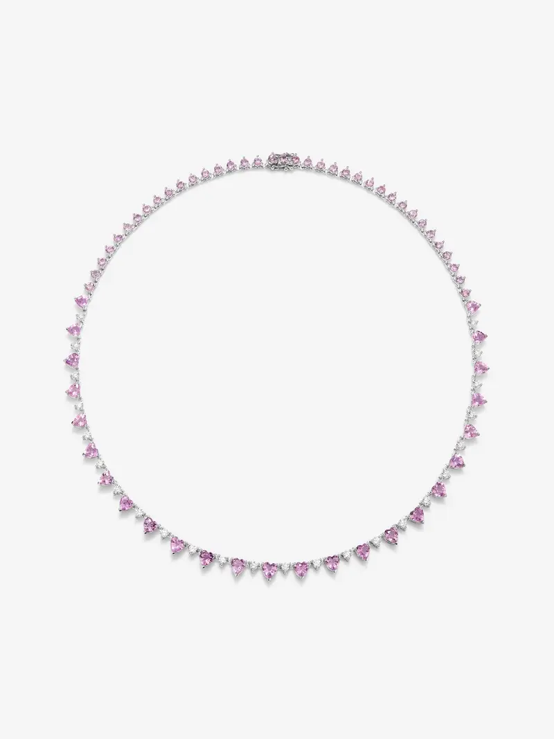 Collar de oro blanco de 18K con 25 zafiros rosas en talla corazón con un total de 10,59 cts, 37 en talla brillante con un total de 4,72 cts y 24 diamantes en talla brillante con un total de 1,51 cts