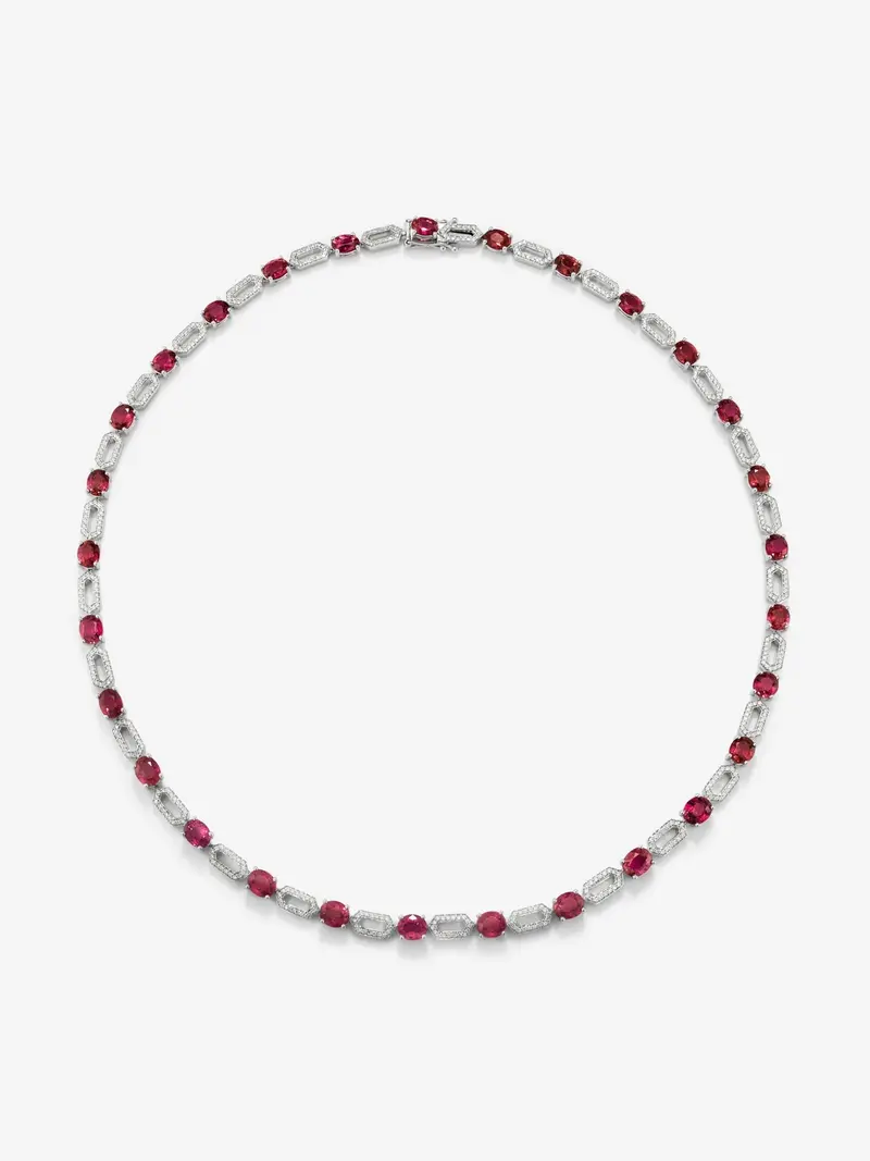 Collar de oro blanco de 18K con 29 rubíes rojos en talla oval con un total de 18,04 cts y 522 diamantes en talla brillante con un total de 1,31 cts