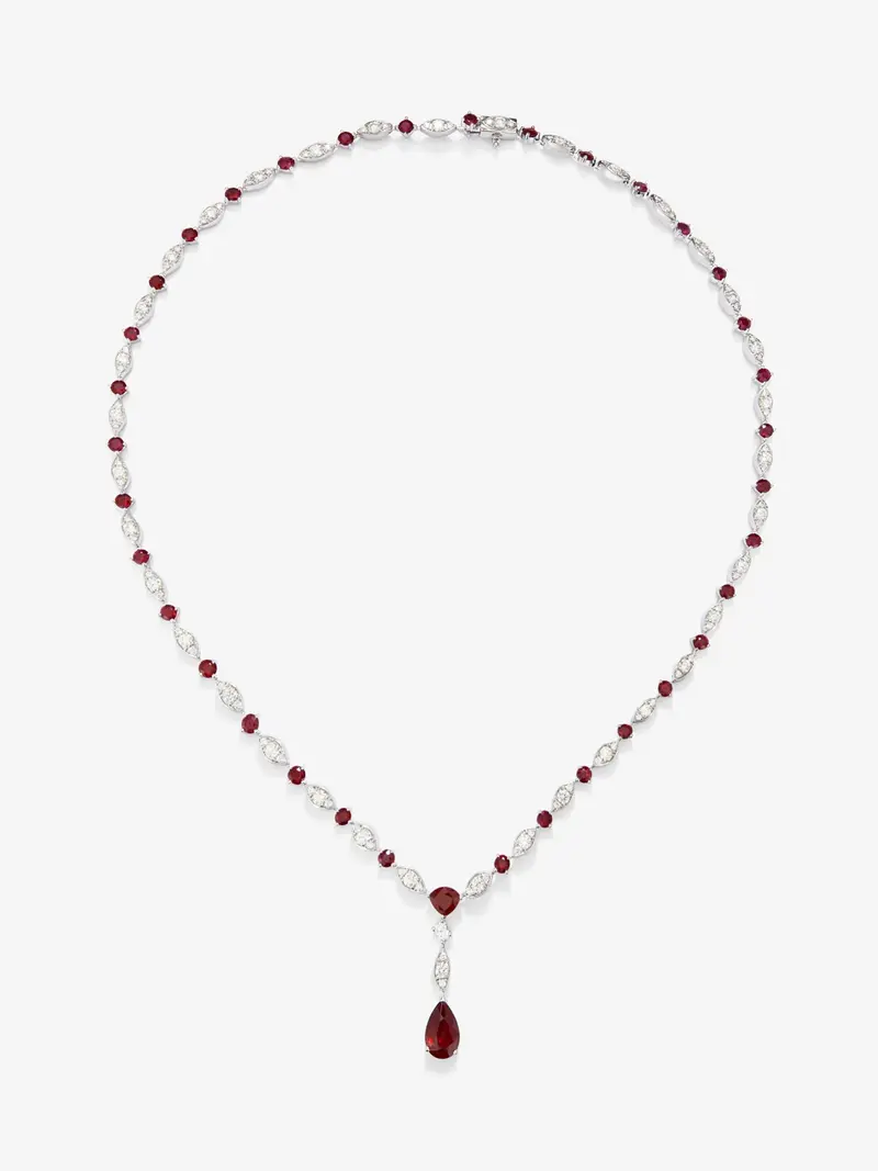 Collar de oro blanco de 18K con 36 rubíes rojos en talla pera y trillon con un total de 3,59 cts y 136 diamantes en talla brillante con un total de 7,1 cts