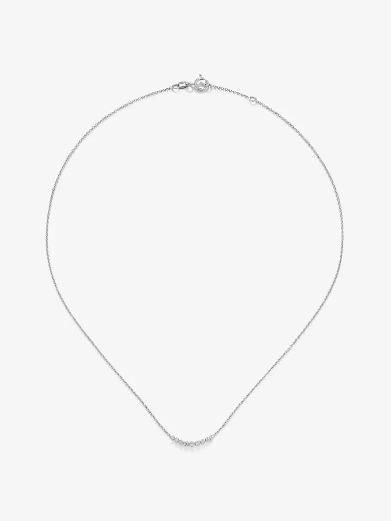 Collar de oro blanco de 18K con 9 diamantes en talla brillante con un total de 0,26 cts