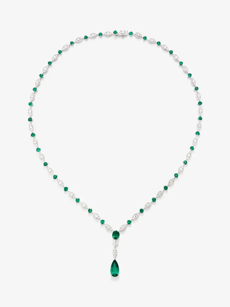 Collar de oro blanco de 18K con esmeralda verde en talla pera de 1,68 cts, esmeraldas verdes en talla brillante y oval de 3,7 cts y diamantes blancos en talla brillante de 3,1 cts