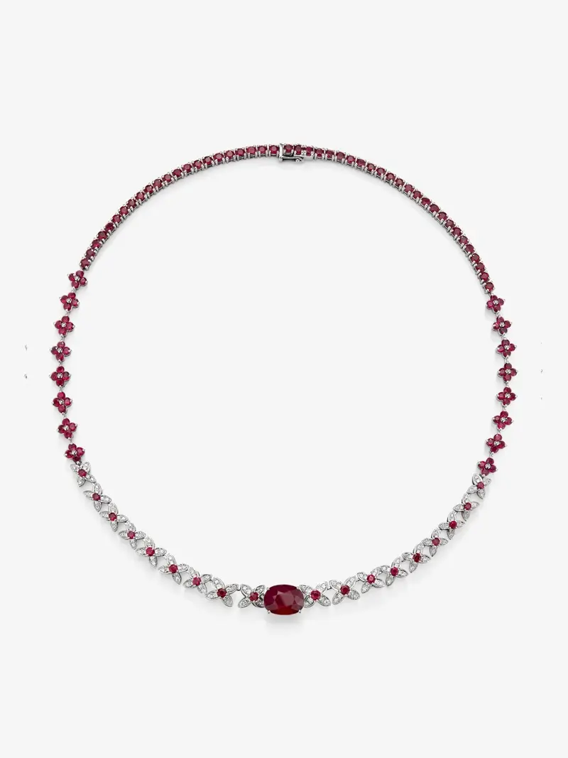 Collar de oro blanco de 18K con rubí rojos pigeon blod en talla oval de 5,04 cts, rubíes rojos en talla brillante de 13 cts y diamantes blancos en talla brillante de 1,11 cts