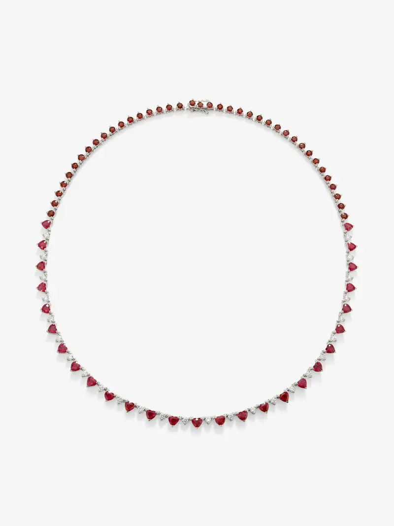 Collar de oro blanco de 18K con rubíes rojos en talla brillante y corazón de 12,79 cts y diamantes en talla brillante de 1,42 cts