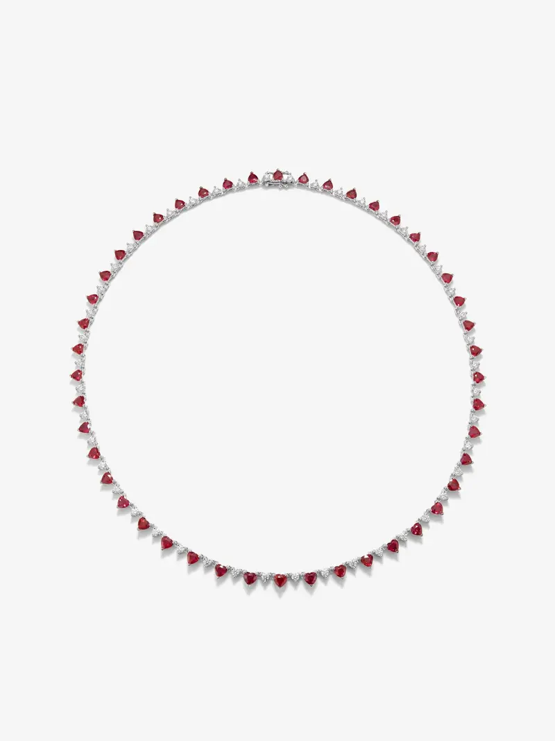Collar de oro blanco de 18K con rubíes rojos en talla corazón de 12,62 cts y diamantes blancos en talla brillante de 2,51 cts