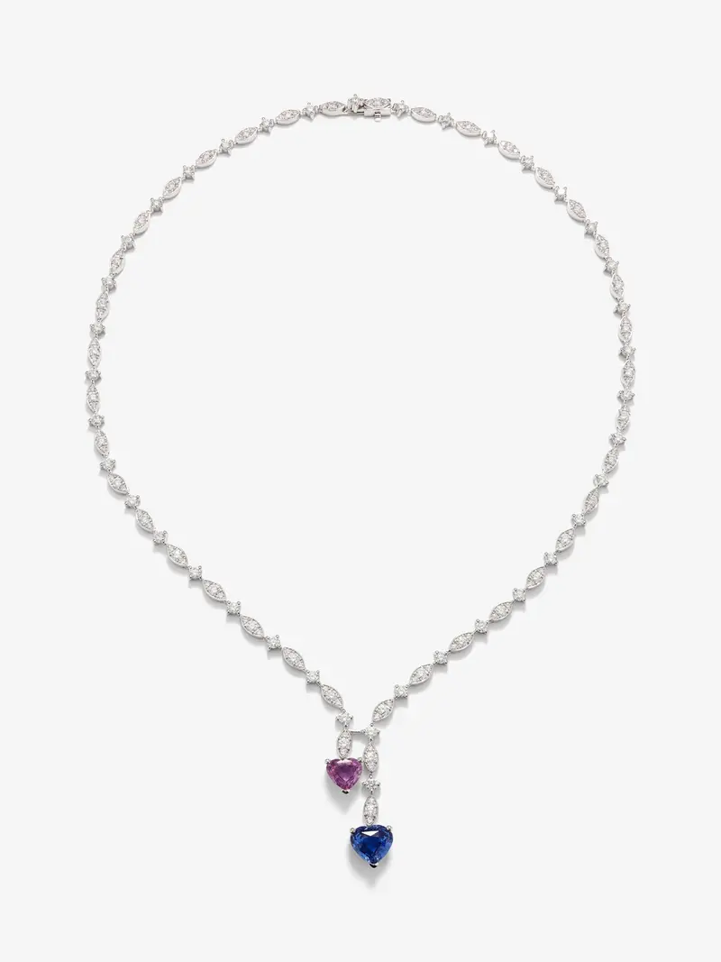Collar de oro blanco de 18K con zafiro azul cornflower en talla corazón de 3,01 cts, zafiro rosa en talla corazón de 2,12 cts y diamantes blancos en talla brillante de 6,36 cts
