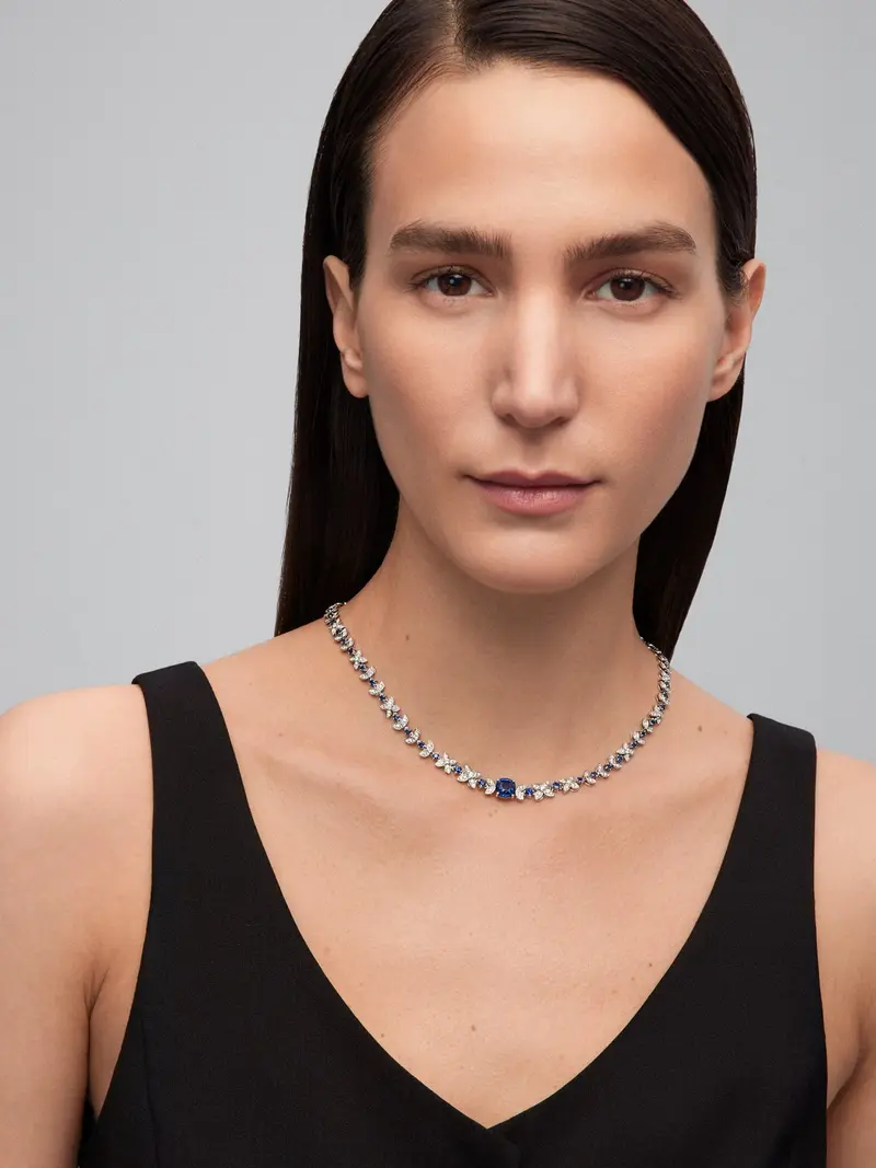 Collar de oro blanco de 18K con zafiro azul cornflower en talla cushion de 3,5 cts, zafiros azules y diamantes en talla brillante con un total de 7,9 cts
