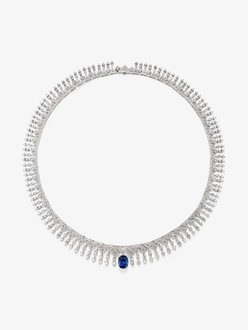 Collar de oro blanco de 18K con zafiro azul en talla cushion de 3,17 cts y 513 diamantes en talla brillante con un total de 4,13 cts
