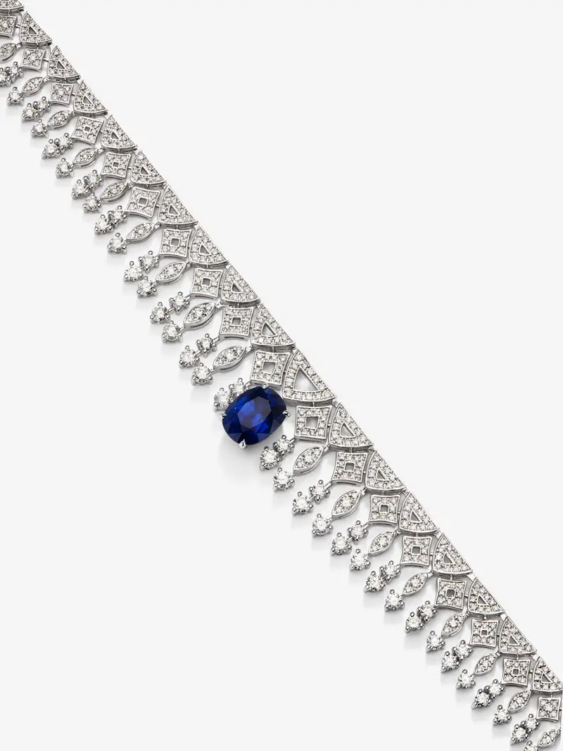 Collar de oro blanco de 18K con zafiro azul royal en talla oval de 3,92 y diamantes blancos en talla brillante de 9,27 cts
