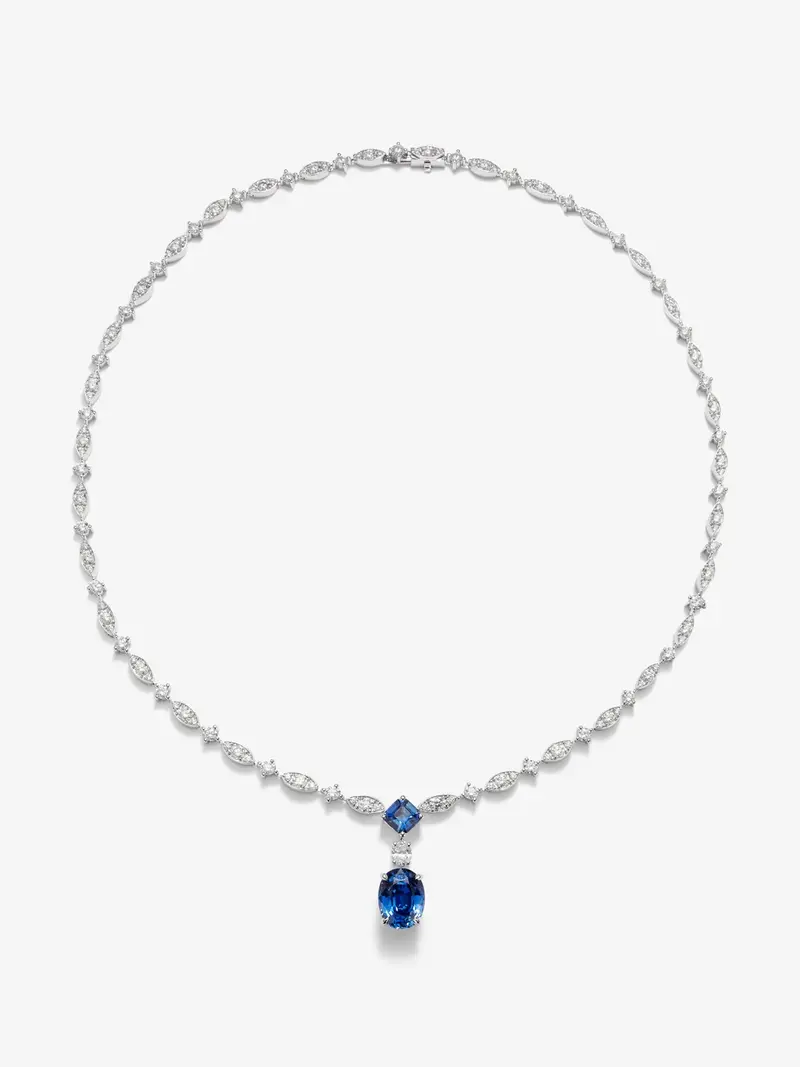 Collar de oro blanco de 18K con zafiro azul royal en talla oval de 5,05 cts, zafiros azules en talla octogonal 1,04 cts y diamantes blancos en talla brillante de 7,59 cts