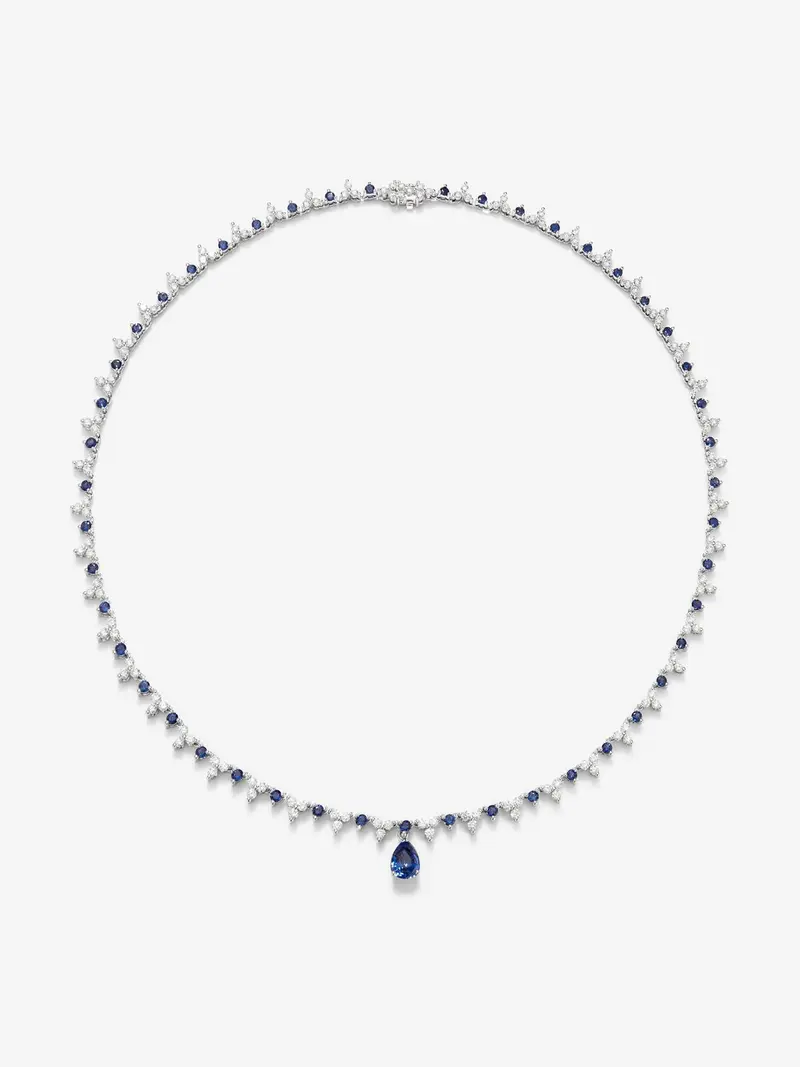 Collar de oro blanco de 18K con zafiro azul royal en talla pera de 1,25 cts, zafiros azules en talla brillante de 2,96 y diamantes blancos en talla brillante de 4,27 cts