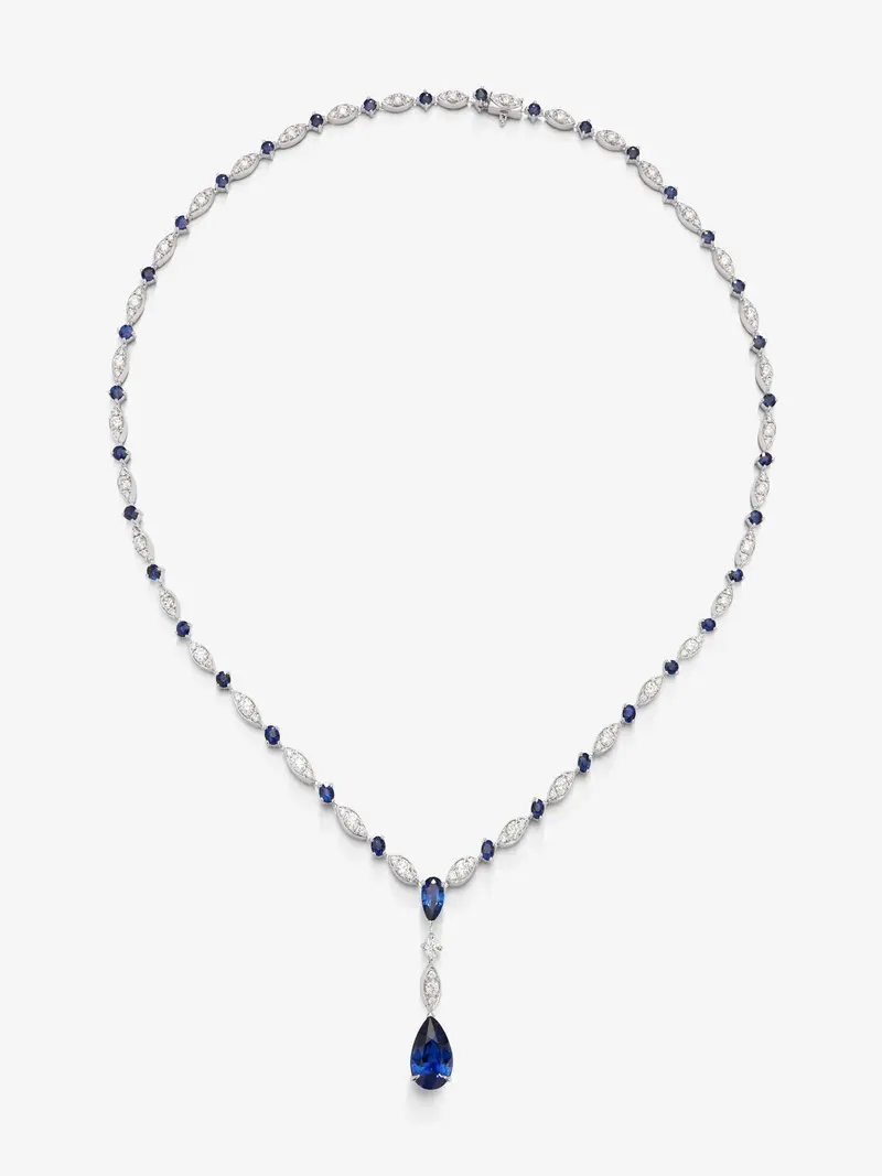 Collar de oro blanco de 18K con zafiro azul royal en talla pera de 3,56, zafiros azules en talla pera y brillante de 4,6 cts y diamantes blancos en talla brillante de 3,15 cts
