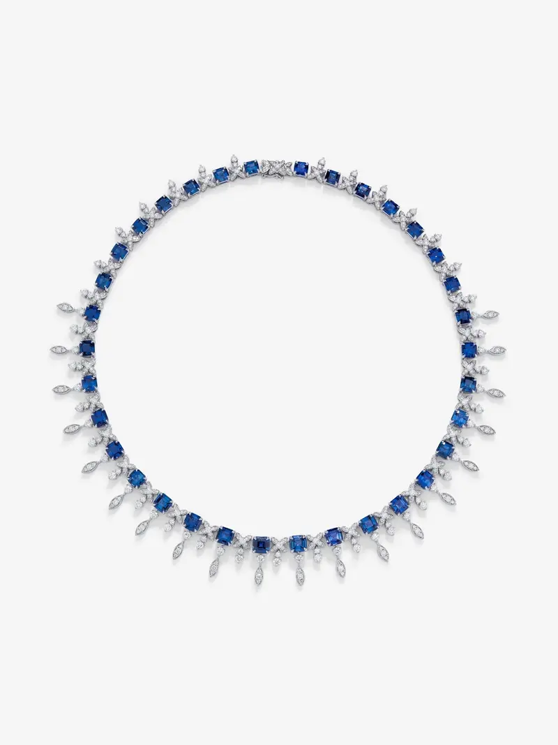 Collar de oro blanco de 18K con zafiros azules en talla princesa de 37,4 cts y diamantes blancos en talla brillante de 11 cts